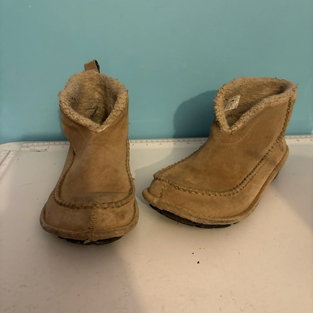 🛍️3/$30 Crocs women’s beige coloured boots in size 7